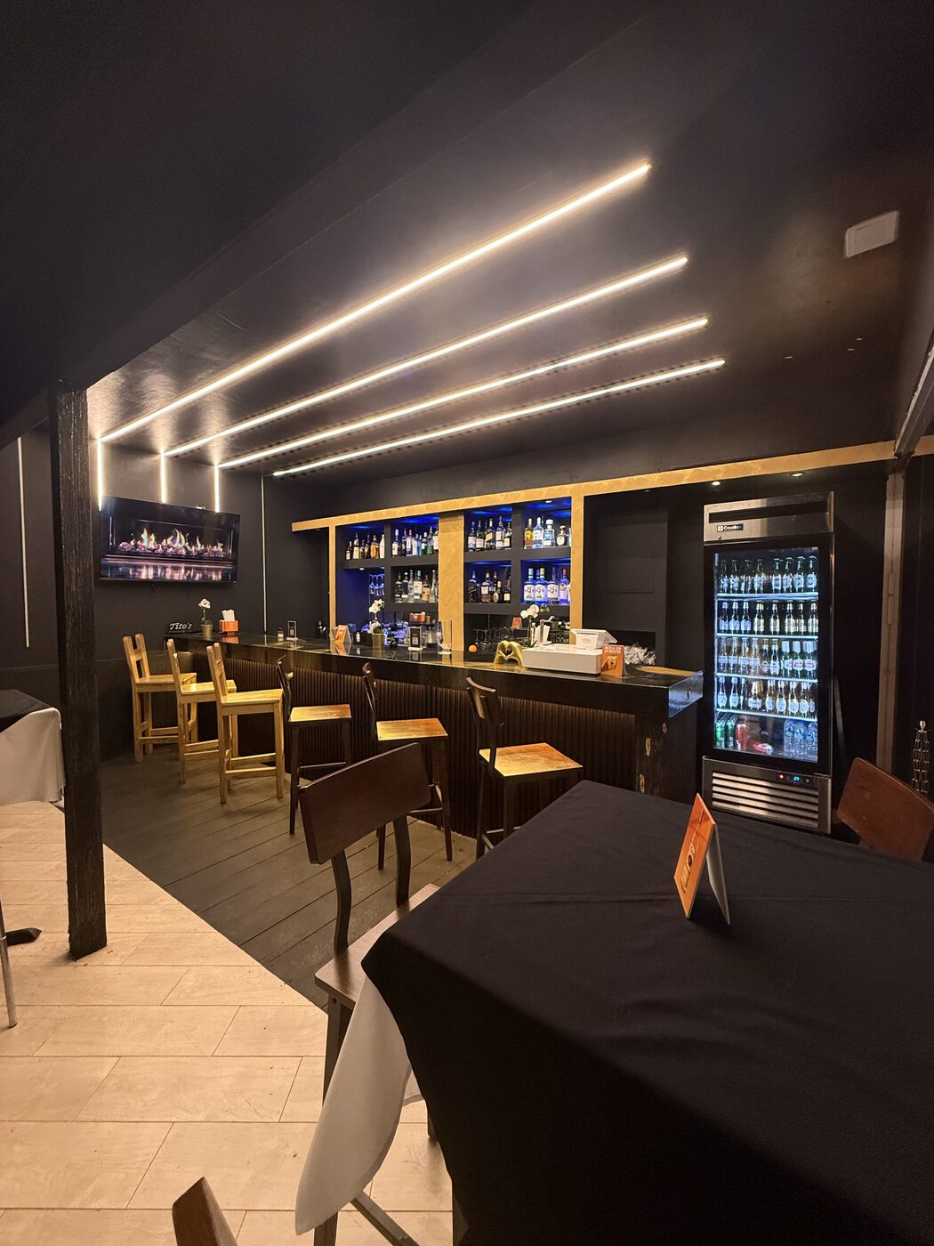 Barra y área lounge de La Nueva Cobacha en Caparra Terrace, San Juan