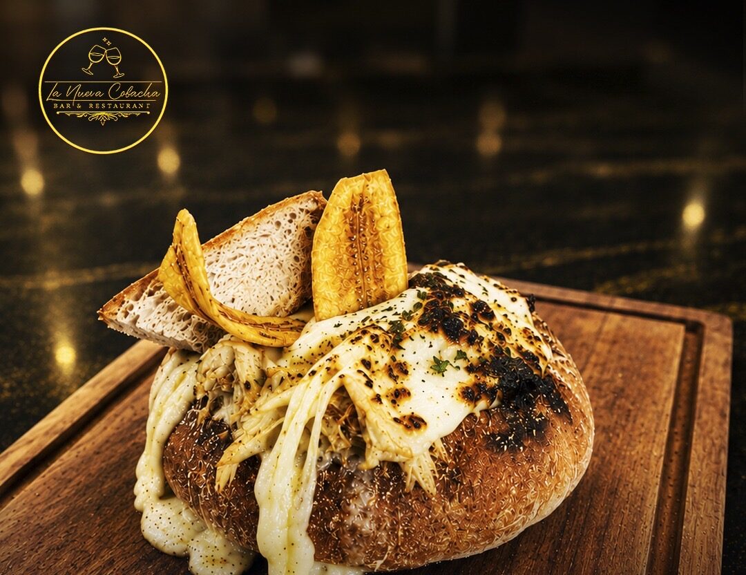 Carbonara Bread Bowl: pasta carbonara servida dentro de un pan artesanal gratinado