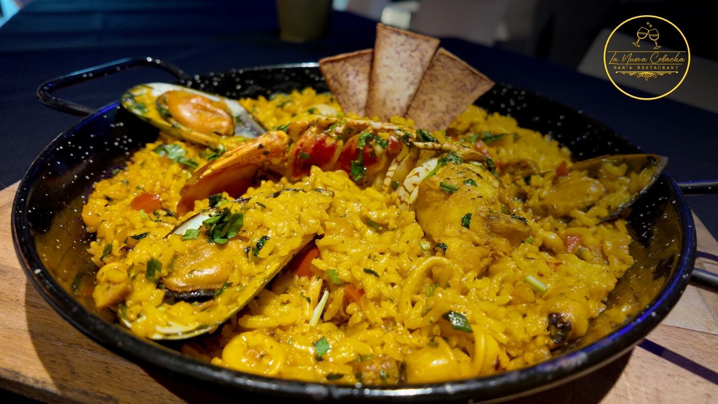 Paella Marinera con mariscos mixtos y medio rabo de langosta