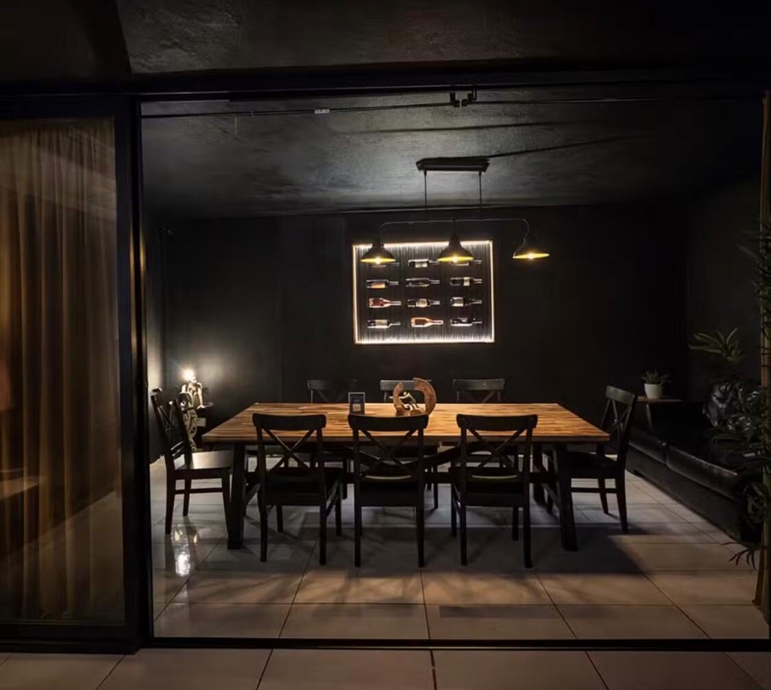 Salón privado con mesa para grupos y cava de vinos en La Nueva Cobacha